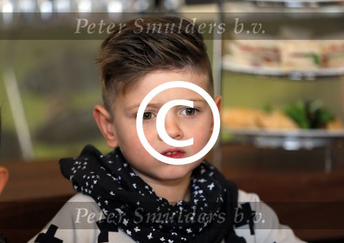 Ridderkerk 10 november 2014
Presentatie Helden met oa Klaasjan Huntelaar met vrouw en kinderen bij v d Valk. Seb Huntelaar