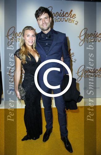 Amsterdam 1 december 2014
Premiere Gooische vrouwen 2 in het nieuwe de la mar met in de hoofdrollen Linda de Mol Lies Visschedijk Tjitske Reijdinga en Susan Visser. Simon Keizer en zijn vrouw Annemarie met een tatoo
