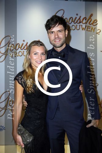 Amsterdam 1 december 2014
Premiere Gooische vrouwen 2 in het nieuwe de la mar met in de hoofdrollen Linda de Mol Lies Visschedijk Tjitske Reijdinga en Susan Visser. Simon Keizer en zijn vrouw Annemarie met een tatoo