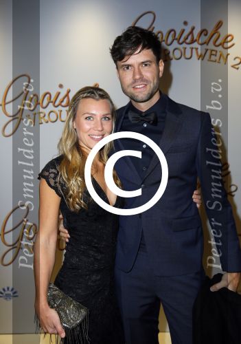 Amsterdam 1 december 2014
Premiere Gooische vrouwen 2 in het nieuwe de la mar met in de hoofdrollen Linda de Mol Lies Visschedijk Tjitske Reijdinga en Susan Visser. Simon Keizer en zijn vrouw Annemarie met een tatoo