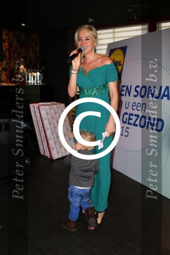 Hoorn 18 december 2014
Presentatie boek Sonja Bakker in de schouwburg van Hoorn.
Jan Reus en hun zoon Bram zijn ook aanwezig.
