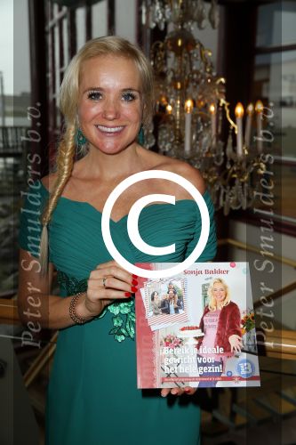 Hoorn 18 december 2014
Presentatie boek Sonja Bakker in de schouwburg van Hoorn.
Jan Reus en hun zoon Bram zijn ook aanwezig.