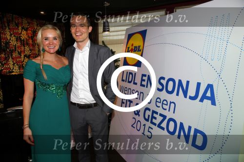 Hoorn 18 december 2014
Presentatie boek Sonja Bakker in de schouwburg van Hoorn.
Jan Reus en hun zoon Bram zijn ook aanwezig. Erik Hogenboom van Lidl