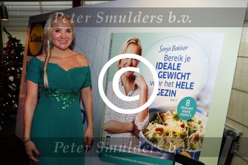 Hoorn 18 december 2014
Presentatie boek Sonja Bakker in de schouwburg van Hoorn.
Jan Reus en hun zoon Bram zijn ook aanwezig.