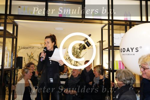 Amsterdam 20 november 2014
Opening winkel 10 days in de cornelis schuytstraat. Anouk Smulders opent de winkel en de oprichters van 10 days Barbara Hilbrink en Myon Veenendaal zij natuurlijk aanwezig. Ook Suus Zeelenberg neemt het woord