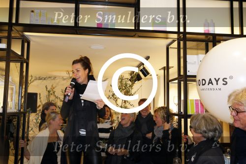Amsterdam 20 november 2014
Opening winkel 10 days in de cornelis schuytstraat. Anouk Smulders opent de winkel en de oprichters van 10 days Barbara Hilbrink en Myon Veenendaal zij natuurlijk aanwezig. Ook Suus Zeelenberg neemt het woord