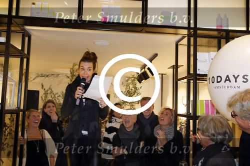 Amsterdam 20 november 2014
Opening winkel 10 days in de cornelis schuytstraat. Anouk Smulders opent de winkel en de oprichters van 10 days Barbara Hilbrink en Myon Veenendaal zij natuurlijk aanwezig. Ook Suus Zeelenberg neemt het woord