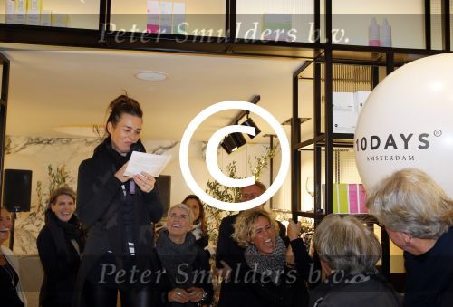 Amsterdam 20 november 2014
Opening winkel 10 days in de cornelis schuytstraat. Anouk Smulders opent de winkel en de oprichters van 10 days Barbara Hilbrink en Myon Veenendaal zij natuurlijk aanwezig. Ook Suus Zeelenberg neemt het woord