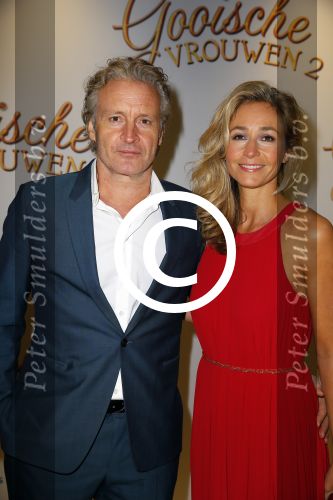 Amsterdam 1 december 2014
Premiere Gooische vrouwen 2 in het nieuwe de la mar met in de hoofdrollen Linda de Mol Lies Visschedijk Tjitske Reijdinga en Susan Visser. Wendy v Dijk met man Erland Galjaard en zijn dochter