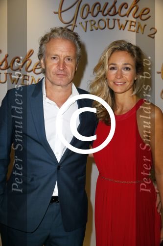 Amsterdam 1 december 2014
Premiere Gooische vrouwen 2 in het nieuwe de la mar met in de hoofdrollen Linda de Mol Lies Visschedijk Tjitske Reijdinga en Susan Visser. Wendy v Dijk met man Erland Galjaard en zijn dochter