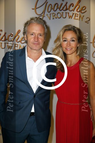 Amsterdam 1 december 2014
Premiere Gooische vrouwen 2 in het nieuwe de la mar met in de hoofdrollen Linda de Mol Lies Visschedijk Tjitske Reijdinga en Susan Visser. Wendy v Dijk met man Erland Galjaard en zijn dochter