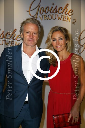 Amsterdam 1 december 2014
Premiere Gooische vrouwen 2 in het nieuwe de la mar met in de hoofdrollen Linda de Mol Lies Visschedijk Tjitske Reijdinga en Susan Visser. Wendy v Dijk met man Erland Galjaard en zijn dochter