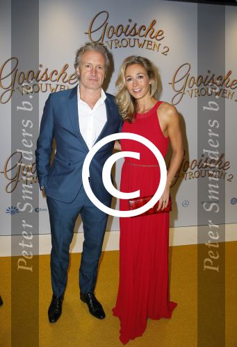 Amsterdam 1 december 2014
Premiere Gooische vrouwen 2 in het nieuwe de la mar met in de hoofdrollen Linda de Mol Lies Visschedijk Tjitske Reijdinga en Susan Visser. Wendy v Dijk met man Erland Galjaard en zijn dochter