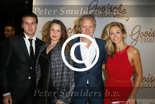 Amsterdam 1 december 2014
Premiere Gooische vrouwen 2 in het nieuwe de la mar met in de hoofdrollen Linda de Mol Lies Visschedijk Tjitske Reijdinga en Susan Visser. Wendy v Dijk met man Erland Galjaard en zijn dochter