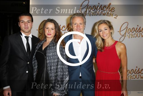 Amsterdam 1 december 2014
Premiere Gooische vrouwen 2 in het nieuwe de la mar met in de hoofdrollen Linda de Mol Lies Visschedijk Tjitske Reijdinga en Susan Visser. Wendy v Dijk met man Erland Galjaard en zijn dochter