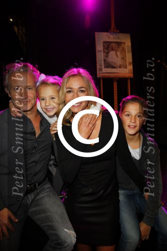Amsterdam 11 december 2014
Presentatie van het nieuwe tijdschrift en platform van Wendy v Dijk.
Prinses Laurentien onthult het eerste exemplaar.
Wendy met haar kinderen Lizzy Sem en man Erland Galjaard