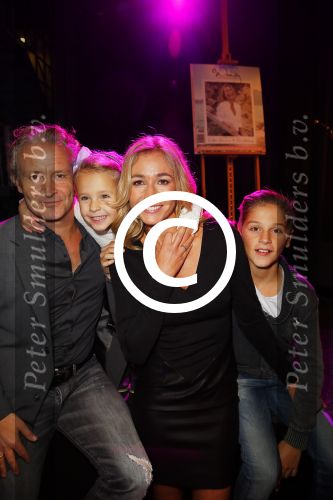 Amsterdam 11 december 2014
Presentatie van het nieuwe tijdschrift en platform van Wendy v Dijk.
Prinses Laurentien onthult het eerste exemplaar.
Wendy met haar kinderen Lizzy Sem en man Erland Galjaard
