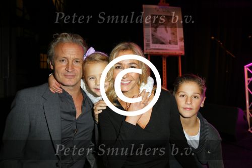 Amsterdam 11 december 2014
Presentatie van het nieuwe tijdschrift en platform van Wendy v Dijk.
Prinses Laurentien onthult het eerste exemplaar.
Wendy met haar kinderen Lizzy Sem en man Erland Galjaard
