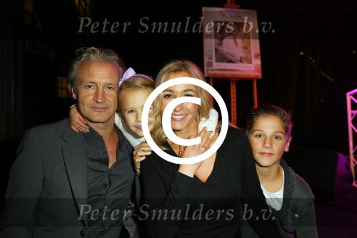 Amsterdam 11 december 2014
Presentatie van het nieuwe tijdschrift en platform van Wendy v Dijk.
Prinses Laurentien onthult het eerste exemplaar.
Wendy met haar kinderen Lizzy Sem en man Erland Galjaard