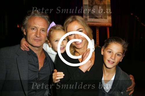 Amsterdam 11 december 2014
Presentatie van het nieuwe tijdschrift en platform van Wendy v Dijk.
Prinses Laurentien onthult het eerste exemplaar.
Wendy met haar kinderen Lizzy Sem en man Erland Galjaard