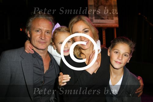 Amsterdam 11 december 2014
Presentatie van het nieuwe tijdschrift en platform van Wendy v Dijk.
Prinses Laurentien onthult het eerste exemplaar.
Wendy met haar kinderen Lizzy Sem en man Erland Galjaard