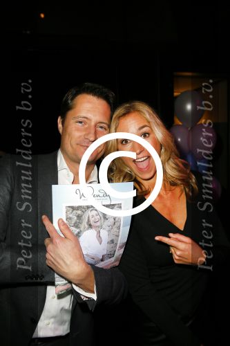 Amsterdam 11 december 2014
Presentatie van het nieuwe tijdschrift en platform van Wendy v Dijk.
Prinses Laurentien onthult het eerste exemplaar.
Wendy met Bert Habets