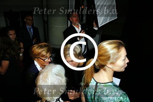 Amsterdam 11 december 2014
Presentatie van het nieuwe tijdschrift en platform van Wendy v Dijk.
Prinses Laurentien onthult het eerste exemplaar. Moeder Wendy en Erland
