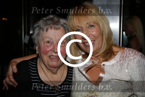 Amsterdam 1 december 2014
Premiere Gooische vrouwen 2 in het nieuwe de la mar met in de hoofdrollen Linda de Mol Lies Visschedijk Tjitske Reijdinga en Susan Visser. Will Koopman met man en moeder