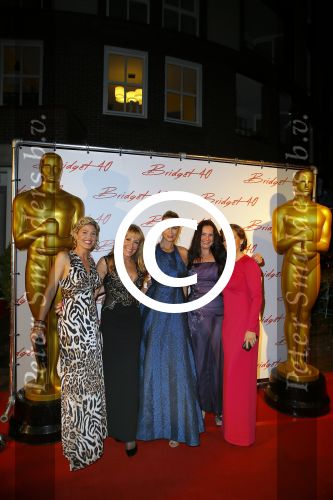 Amsterdam 15 november 2014
Bridget Maasland viert met haar familie en vrienden haar 40e verjaardag en het thema is The Oscars. Xenia Kasper Monique Mathijssen en andere vriendinnen