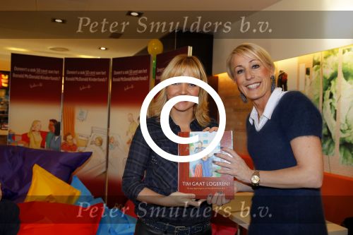 Amsterdam 9 december 2014
Yvon Jaspers gaat voorlezen bij Mc Donalds ivm start van een aktie voor het Ronald Mc Donald huis. Yvon met Debbie de Wagenaar