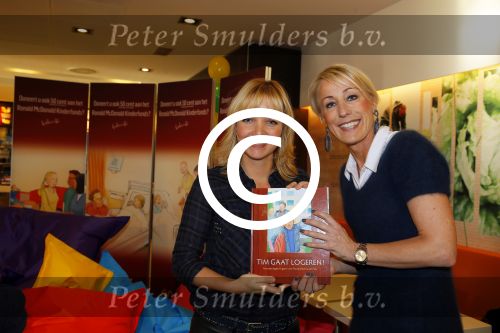 Amsterdam 9 december 2014
Yvon Jaspers gaat voorlezen bij Mc Donalds ivm start van een aktie voor het Ronald Mc Donald huis. Yvon met Debbie de Wagenaar