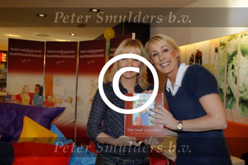 Amsterdam 9 december 2014
Yvon Jaspers gaat voorlezen bij Mc Donalds ivm start van een aktie voor het Ronald Mc Donald huis. Yvon met Debbie de Wagenaar