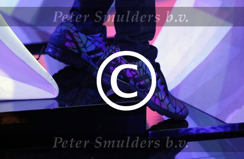 Aalsmeer 27 november 20152e en laatste aflevering van sbs6 programma mindmasters met oa Peter R de Vries Sabia Boulahrouz Patty Brard Patricia Paay Boer Geert en Maarten v d Weijden. Kim Lian v d Meij presenteert het programma. Wegens tegenvallende kijkcijfers werd het programma na twee afleveringen van de tv gehaald. sabia haar drie kinderen Katharina Amaya en Daamin waren aanwezig met de tante (aupair) van Sabia. Adidas schoenen