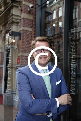 Amsterdam 23 november 2015 
Irene v d Laar stapt uit taxi.5 jaar nieuwe de la mar en 15 jaar de joop en Janine v d Ende foundation. Albert Verlinde
