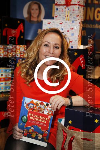 Amsterdam 20 november 2015 Presentatie meezing sinterklaasboek van Angela Groothuizen.