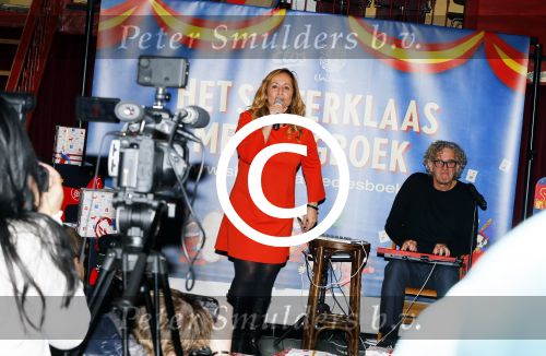 Amsterdam 20 november 2015 Presentatie meezing sinterklaasboek van Angela Groothuizen.