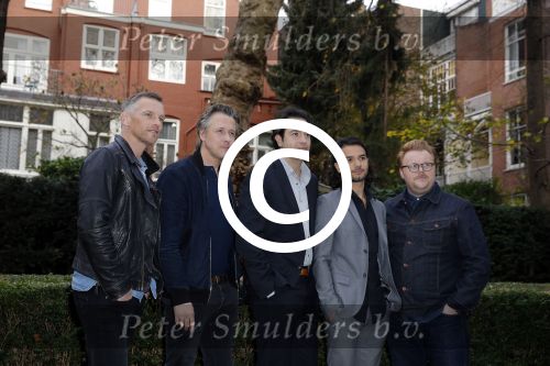 Amsterdam 20 november 2015 
Gigi Ravelle met haar vriend Roger Hodenius aan het winkelen.Presentatie cast Manneharten 2 met Daan Schuurmans, Barry Atsma, Jeroen Spitzenberger, Fabian Jansen en Mingus Dagelet.