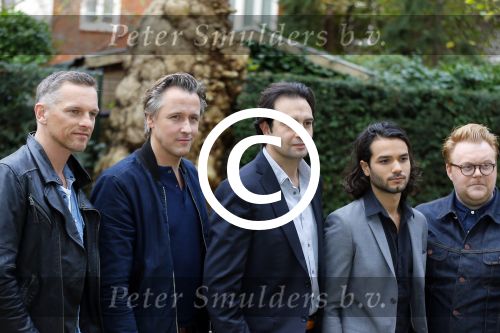 Amsterdam 20 november 2015 
Gigi Ravelle met haar vriend Roger Hodenius aan het winkelen.Presentatie cast Manneharten 2 met Daan Schuurmans, Barry Atsma, Jeroen Spitzenberger, Fabian Jansen en Mingus Dagelet.