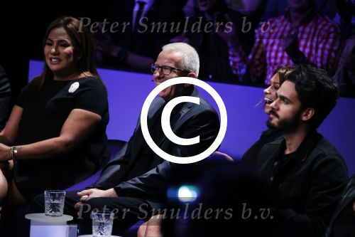 Aalsmeer 20 november 2015
Sabia Boulahrouz zwanger in het programma Mindmasters van SBS6.
Mindmasters Live, Uri Geller, Walter Rolfo, Patty Brard  Wolter Kroes Jochem v Gelder Peter R de Vries Boer geile Geert Monique Smit Patty Brard Kay nambiar en K# Lisa Michels. Kim LIan v d Meij presenteert het in studio Aalsmeer.