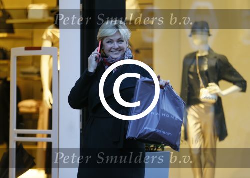 Amsterdam 25 november 2015 
Caroline Tensen doet boodschappen op de pc hooftstraat
