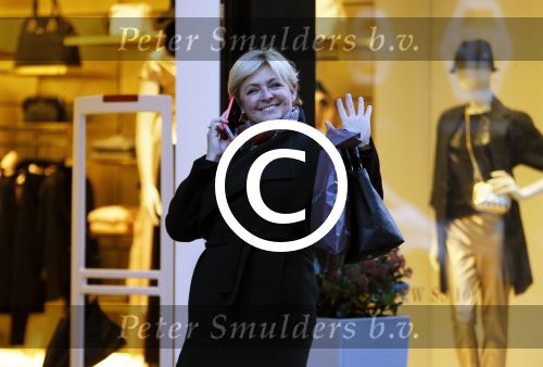 Amsterdam 25 november 2015 
Caroline Tensen doet boodschappen op de pc hooftstraat