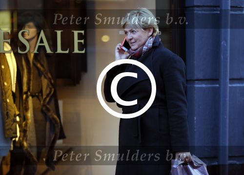 Amsterdam 25 november 2015 
Caroline Tensen doet boodschappen op de pc hooftstraat