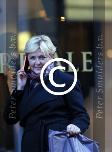 Amsterdam 25 november 2015 
Caroline Tensen doet boodschappen op de pc hooftstraat
