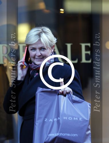 Amsterdam 25 november 2015 
Caroline Tensen doet boodschappen op de pc hooftstraat