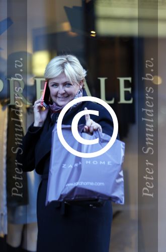 Amsterdam 25 november 2015 
Caroline Tensen doet boodschappen op de pc hooftstraat