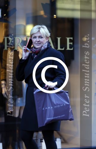 Amsterdam 25 november 2015 
Caroline Tensen doet boodschappen op de pc hooftstraat