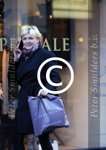 Amsterdam 25 november 2015 
Caroline Tensen doet boodschappen op de pc hooftstraat