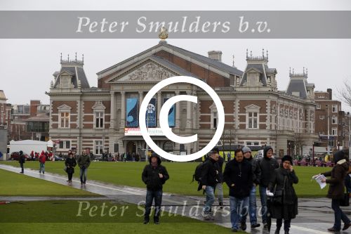 Amsterdam 29 november 2015 Demonstratie voor behoud van de aarde op het museumplein. Dolf Jansen praat het geheel aan elkaar.