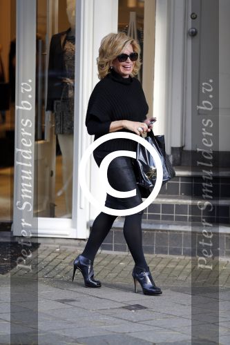 Amsterdam 13 november 2015 
Connie Breukhoven bellend op straat.