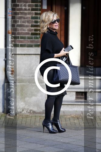 Amsterdam 13 november 2015 
Connie Breukhoven bellend op straat.